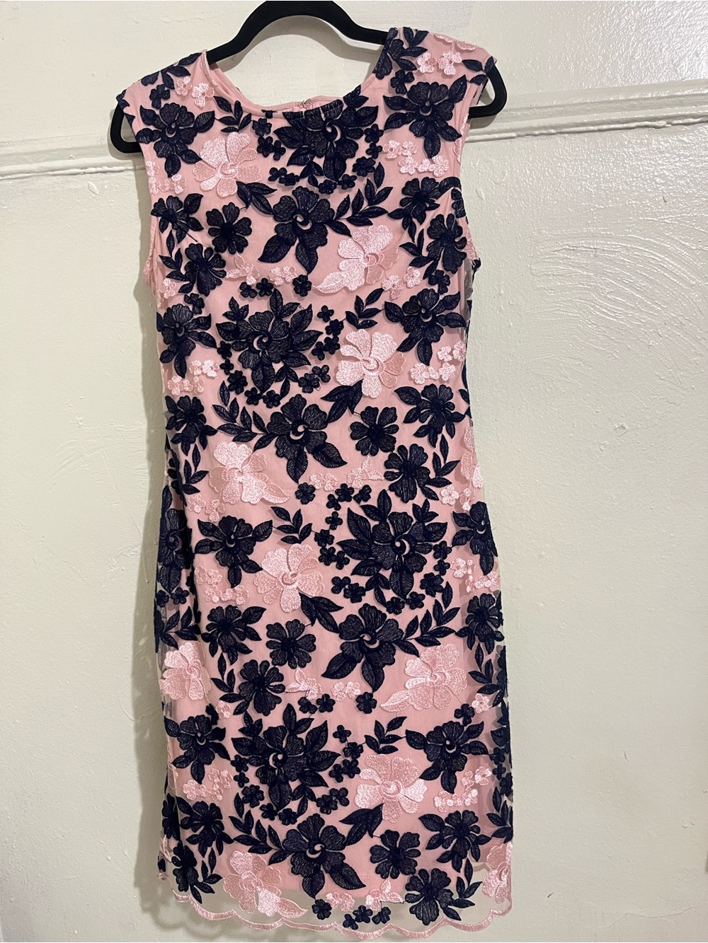 Donna Ricco Sleeveless Pink Floral Lace Sheath Dress with Navy Appliqué